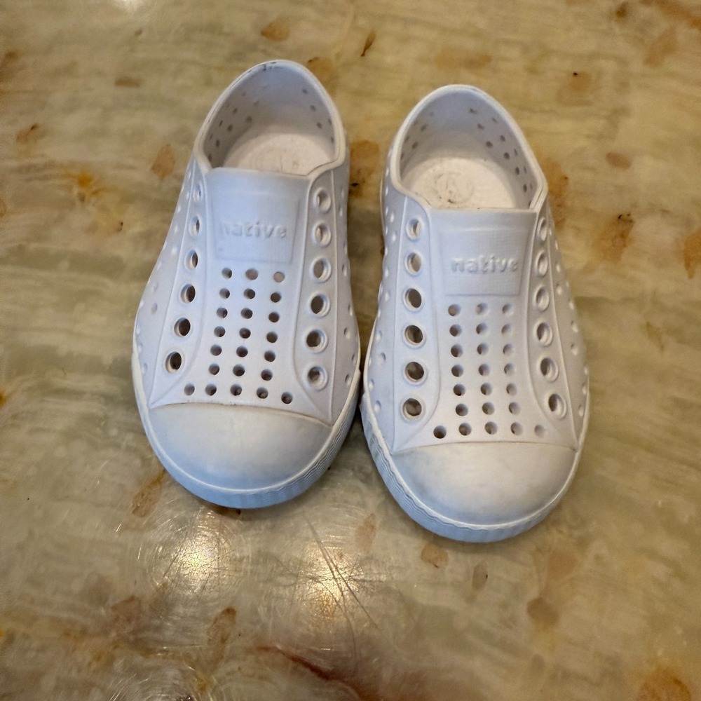 Native‎ Kids Slip-On Shoes White Jefferson Circle Lightweight EVA Size C5